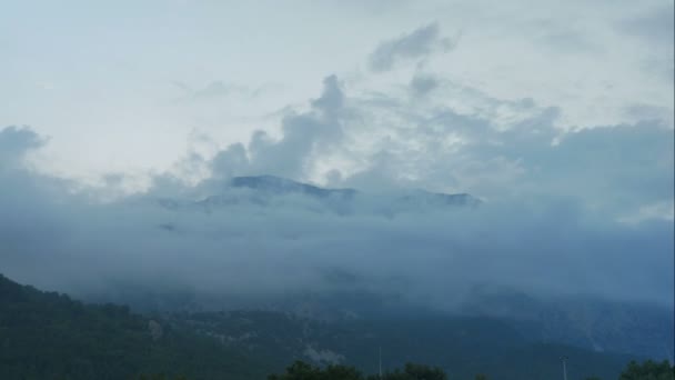Timelapse nubes vuelan cerca de la cima de las montañas — Vídeo de stock