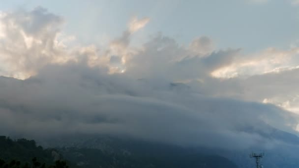 Timelapse wolken vliegen in de buurt van de top van de bergen — Stockvideo