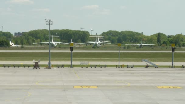 Estacionamento de aeronaves no aeroporto. Há um parque eólico nas proximidades — Vídeo de Stock