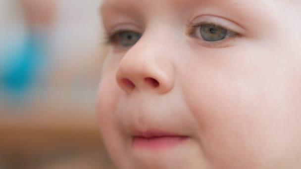 Mamma matar sin son med glass från en sked. De sitter i en street café. Pojken gillar verkligen delikatess. — Stockvideo