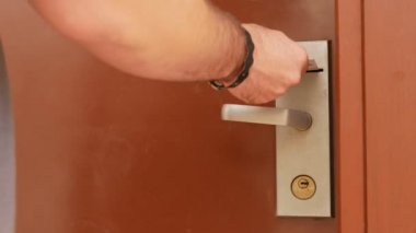 Bir adam bir otel odasında bir kart anahtar ile açılır. Yakın çekim