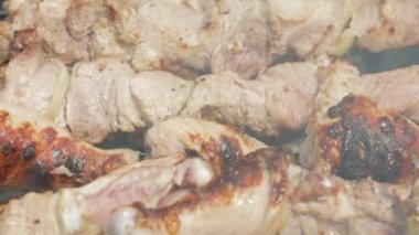 Kömür sokakta etindeki hazırlanması. Tavuk ve domuz metal çivi üzerine sinirli. Hareketli kamera