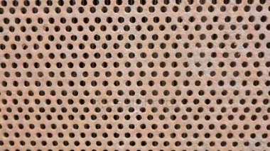Arka plan Metal paslı eski araba ızgara. Kağıdın tüm yüzey üzerinde simetrik delik. Hareketli kamera