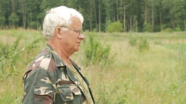 Yaşlı bir adam küçük bir nehir üzerinde yaz aylarında balık tutuyor. Bir olta ve solucanlar kullanır. Orman ve yüksek yeşil çimen