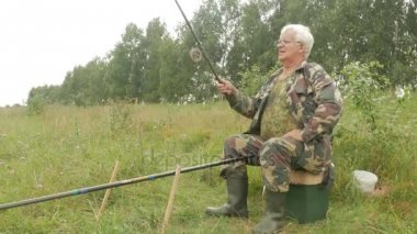 Yaşlı bir adam küçük bir nehir üzerinde yaz aylarında balık tutuyor. Bir olta ve solucanlar kullanır. Orman ve yüksek yeşil çimen