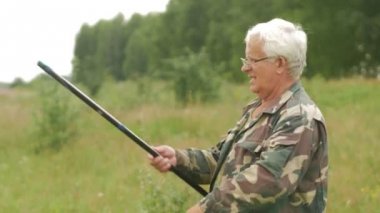 Yaşlı bir adam küçük bir nehir üzerinde yaz aylarında balık tutuyor. Bir olta ve solucanlar kullanır. Orman ve yüksek yeşil çimen