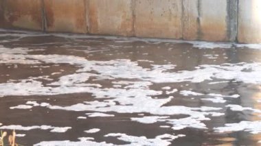 Su üzerinde bir küçük hidroelektrik santral sonra köpük. Beton baraj su geçer