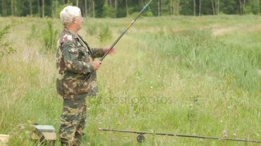 Yaşlı bir adam küçük bir nehir üzerinde yaz aylarında balık tutuyor. Bir olta ve solucanlar kullanır. Orman ve yüksek yeşil çimen