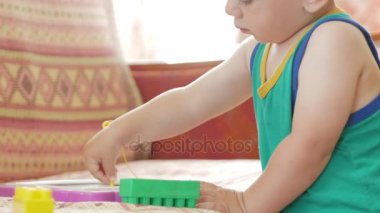 İyi bir çocuk 2 yıllık bir manyetik çizim tahtasında çizer. O büyük anlaşılmaz rakamlar vardır. Çok sert çocuk çalışır