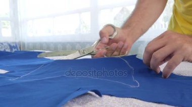 Bir tasarımcı giyim Tasarımcısı notlar ve kumaş Ayrıntılar makas ile keser. Windows çok parlak oda. Tasarım kavramı.