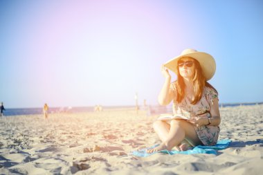 Genç esmer sahilde, bir bo okuma dinlendirici bir portresi