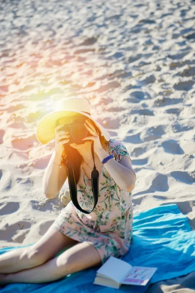 Професійний жінка-фотограф на пляжі — стокове фото