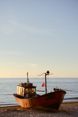 gündoğumu zaman balıkçı tekneleri sahilde