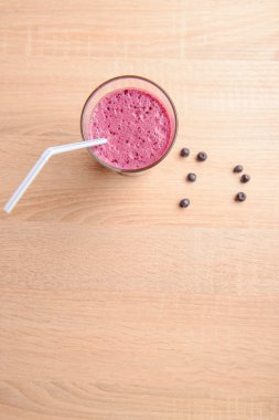 Taze böğürtlenli yabanmersini püresi.