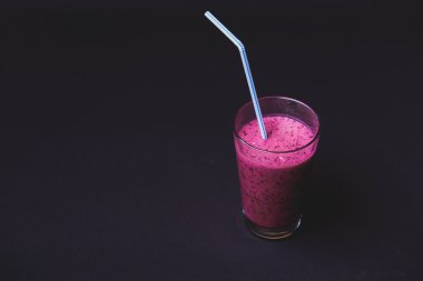 Taze böğürtlenli yabanmersini püresi.