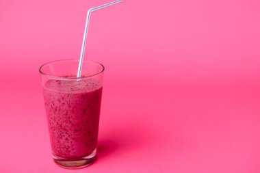 Taze böğürtlenli yabanmersini püresi.