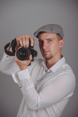 Genç adam profesyonel kamera kullanıyor.