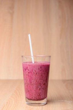 Taze böğürtlenli yabanmersini püresi.