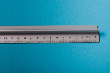 Alüminyum cetvel üzerinde mavi arka plan