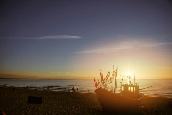 Horgász csónakok sunrise időben a strandon — Stock Fotó