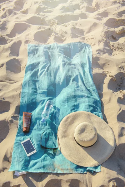 Sfondo spiaggia con cappello e asciugamano — Foto Stock