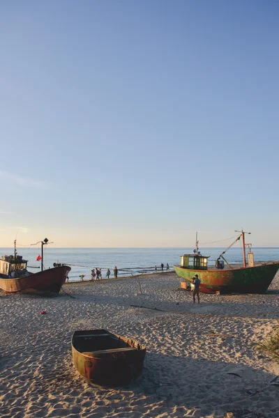 Рыбацкие лодки на восходе солнца на пляже — стоковое фото