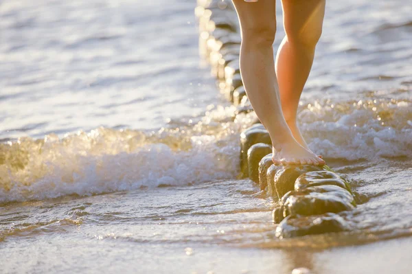 Ноги крупным планом на пляже на шезлонге наслаждаясь солнцем в солнечный летний день . — стоковое фото