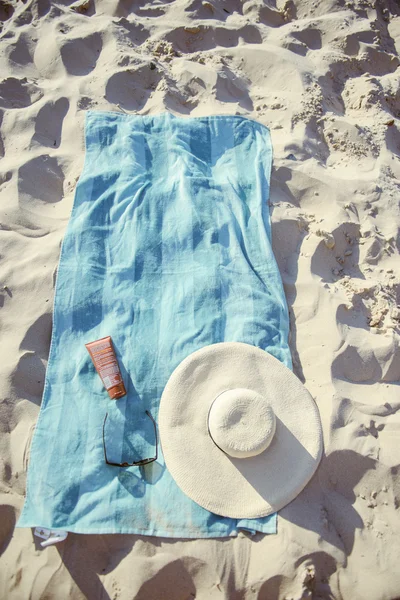 Sfondo spiaggia con cappello e asciugamano — Foto Stock