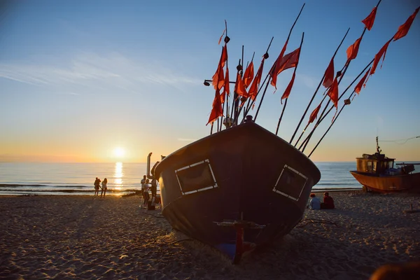 Rybářské lodě v době východu slunce na pláži — Stock fotografie