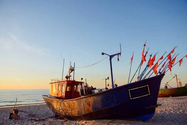 Horgász csónakok sunrise időben a strandon — Stock Fotó