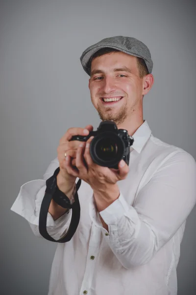 Νεαρός που χρησιμοποιεί επαγγελματική κάμερα — Φωτογραφία Αρχείου
