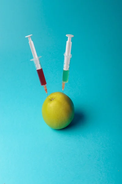 Additifs chimiques dans les aliments ou concept de fruit génétiquement modifié — Photo