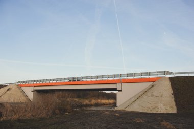 Nehrin üzerindeki otoyol köprüsü