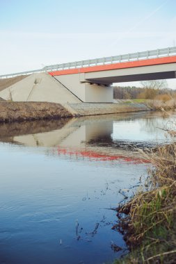 Nehrin üzerindeki otoyol köprüsü