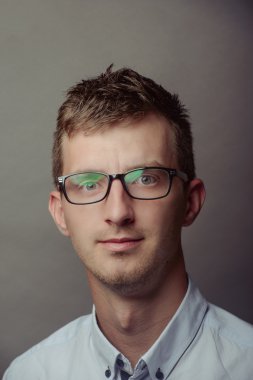 Zeki ve ciddi bir gencin portresi.