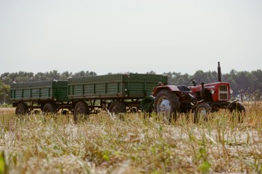 küçük traktör römork ile