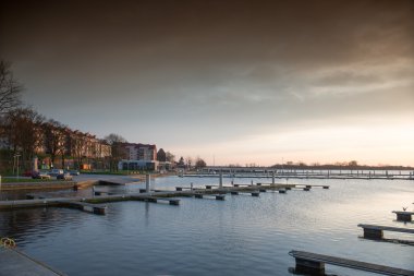 Yat Limanı üzerinden turuncu günbatımı