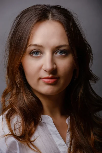 Retrato de mulher jovem em estúdio — Fotografia de Stock