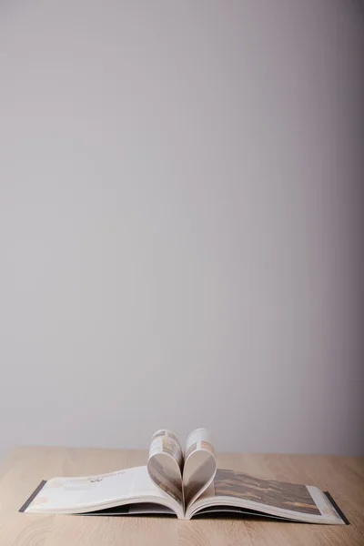 Bücher auf Holztisch. — Stockfoto