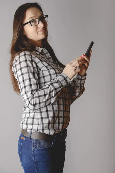 Mano de una mujer usando un smartphone — Foto de Stock