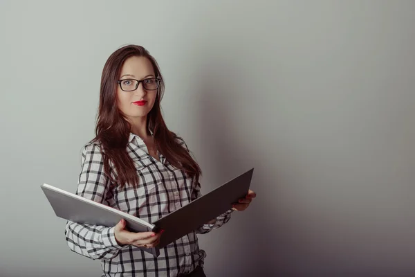 Mulher de negócios segurando um livro — Fotografia de Stock