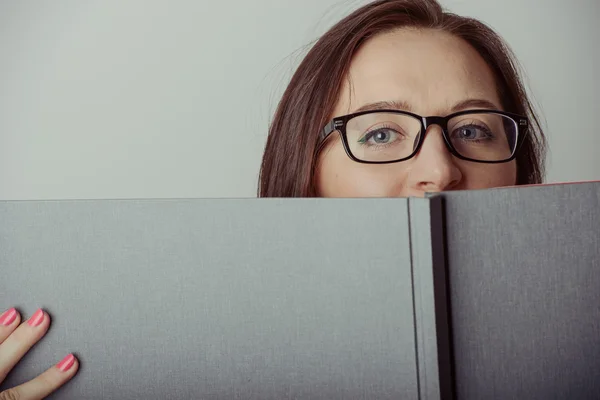 Mujer de negocios sosteniendo un libro — Foto de Stock