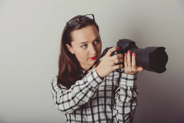 Kobieta fotograf ma Zdjęcia, — Zdjęcie stockowe