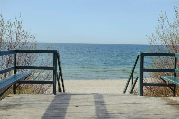 Gångväg till stranden gjord av trä och vass — Stockfoto