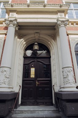 Birçok süsler ile ahşap yapılmış büyük klasik antik kapı