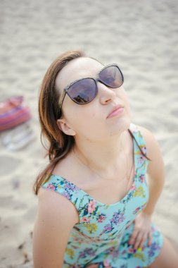 Kumsalda genç bir kadın