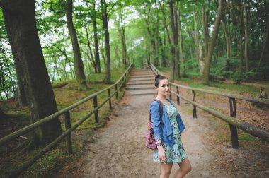 Ormanda bir yürüyüşe genç kız