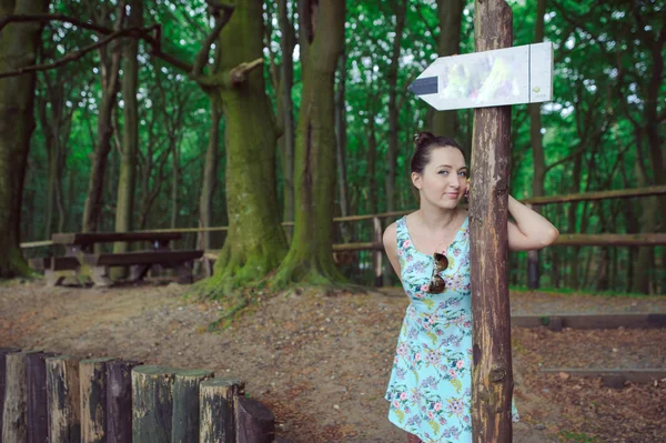 Jovem em um passeio na floresta — Fotografia de Stock