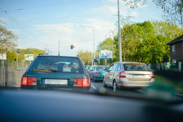 Dentro de atasco de tráfico de coches en el día —  Fotos de Stock