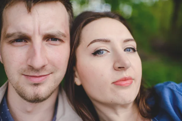 Paret tar en selfie på en sommardag — Stockfoto